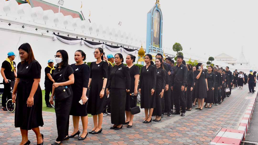 พสกนิกรทั่วทุกสารทิศเข้ากราบถวายบังคมพระบรมศพ'สมเด็จพระพันปีหลวง'