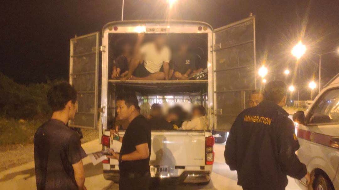 ‘ตม.สงขลา’รวบแก๊งวัยรุ่นสร้างตัว ดัดแปลงรถตู้ทึบขนต่างด้าวหลบหนีเข้าเมือง