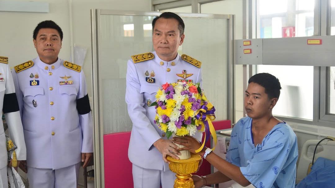 ในหลวง พระราชทานดอกไม้-ตะกร้าสิ่งของ แก่กำลังพลที่บาดเจ็บจากสถานการณ์ไทย-กัมพูชา