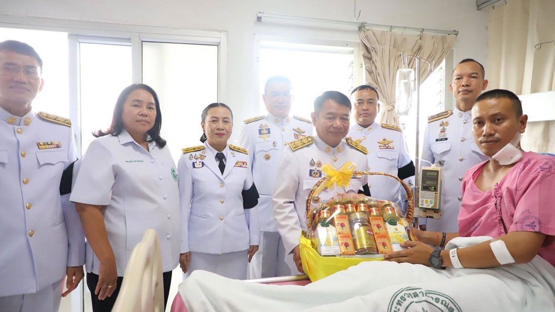 ‘ในหลวง‘ โปรดเกล้าฯให้ผู้ว่าฯสุรินทร์ เชิญดอกไม้และสิ่งของพระราชทานให้ทหารบาดเจ็บกรณีสู้รบไทย-กัมพูชา