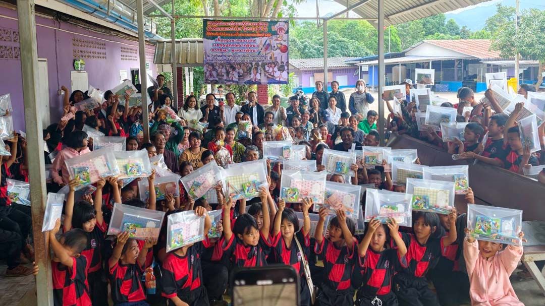 คณะนักศึกษาหลักสูตร‘วพน.’รุ่น 12 มอบทุน อุปกรณ์การศึกษา กีฬา‘โรงเรียน ตชด.บ้านคลองน้อย’