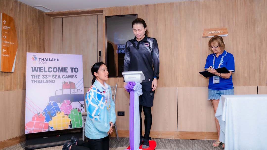 ‘พระราชินี’ทรงลงทะเบียน ชั่งน้ำหนักนักกีฬา และทรงร่วมทดสอบสนามแข่งเรือใบ ในนามทีมชาติไทย