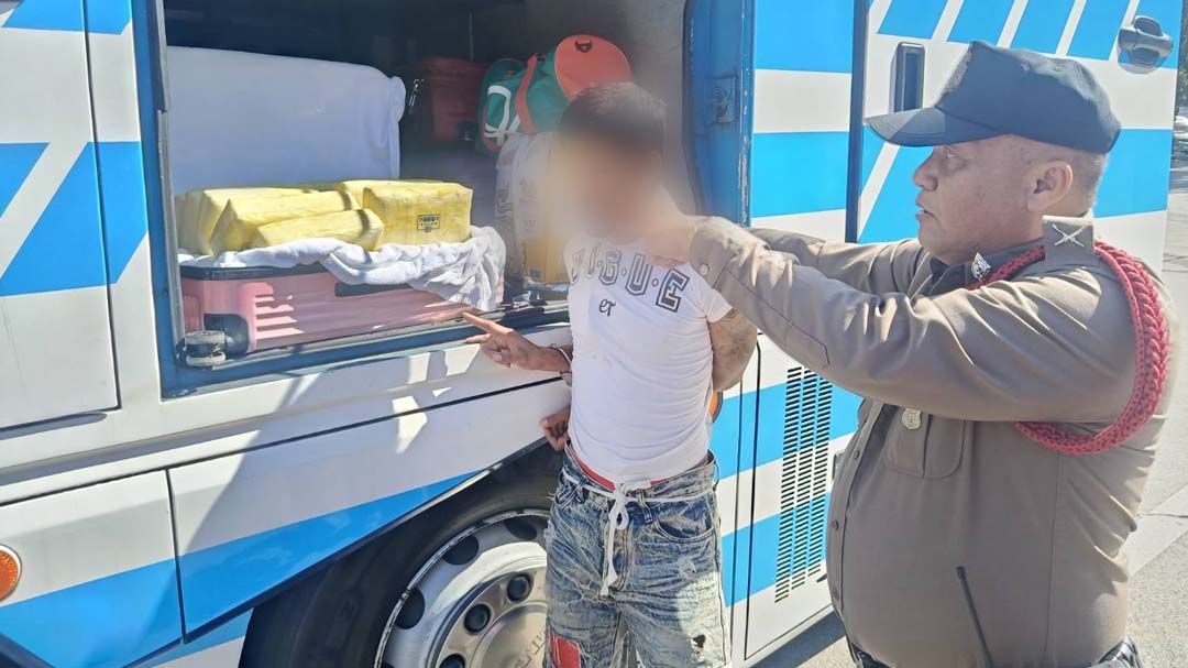 ตำรวจเมืองเชียงราย รวบผู้โดยสารขนยาบ้า 2 แสนเม็ด คาขนส่งแห่งที่ 2