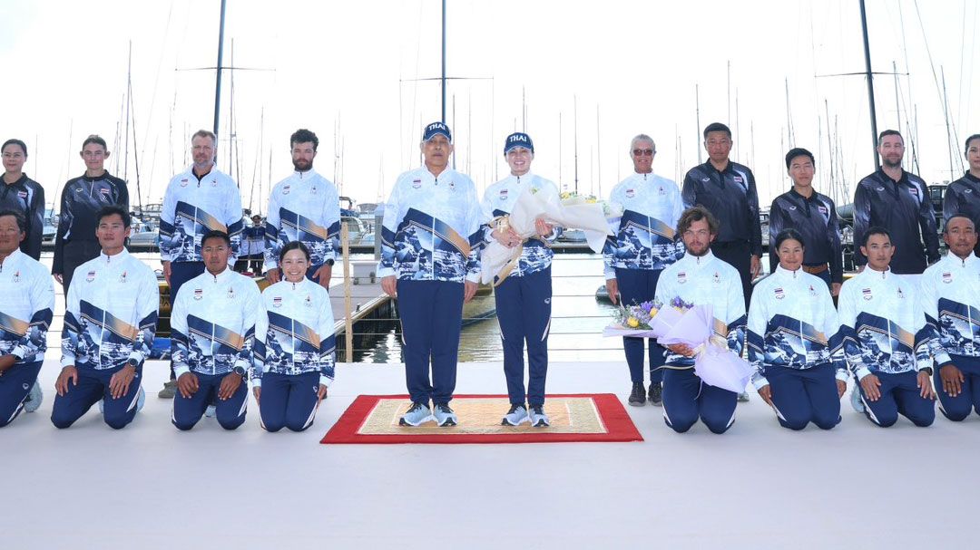 ‘ในหลวง’พระราชทานช่อดอกไม้แสดงความยินดี‘พระราชินี’ ทรงนำทัพนักกีฬาเรือใบทีมชาติไทย ประเดิมเหรียญทองประวัติศาสตร์ ซีเกมส์ ครั้งที่ 33