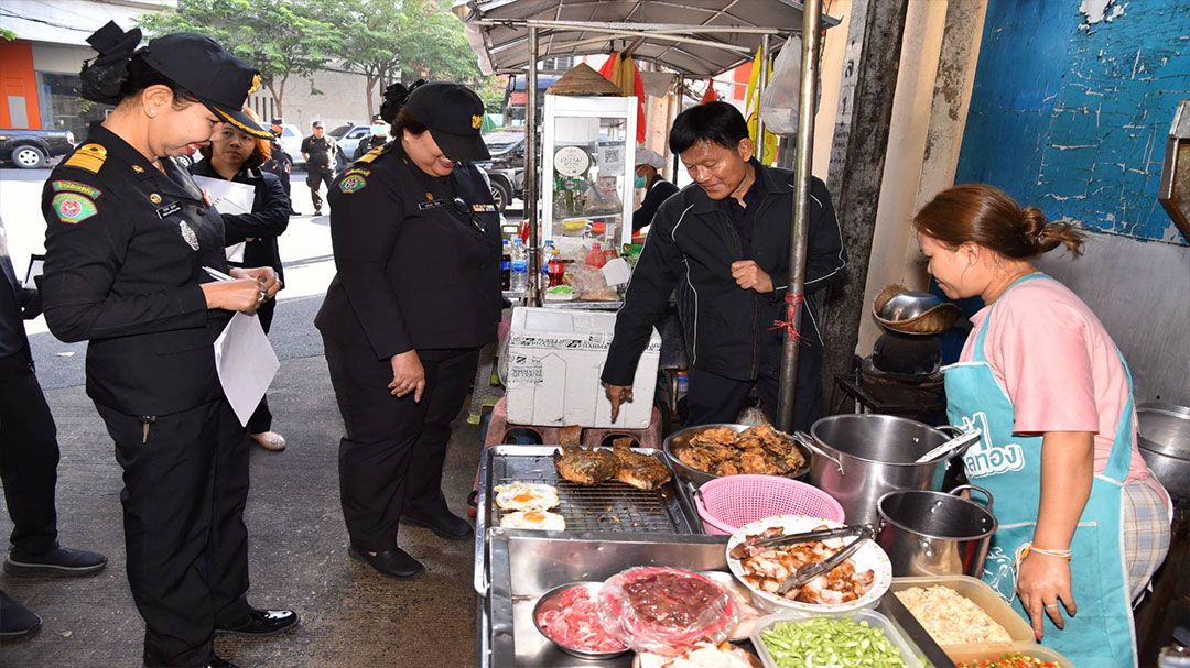 รองฯ จักกพันธุ์ ติดตามการจัดระเบียบผู้ค้าเขตสัมพันธวงศ์