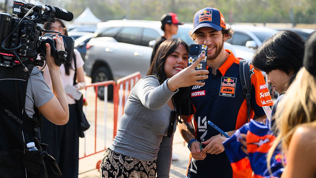 สัมผัสใกล้ชิด! เหล่านักบิด MotoGP ก่อนปิดฉากวันซ้อมสุดท้ายที่บุรีรัมย์