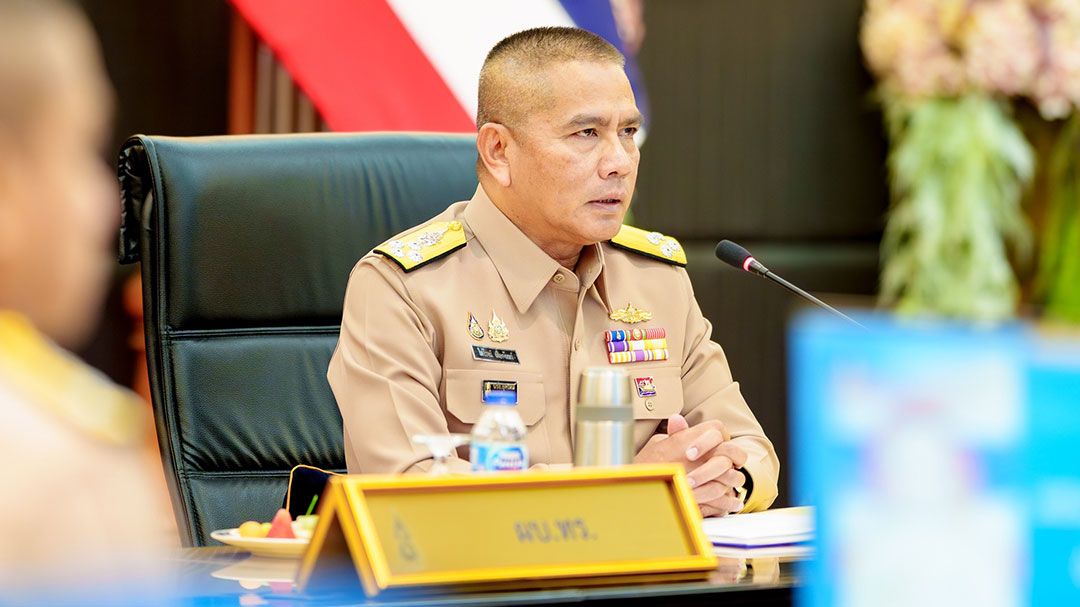 ไม่เปิดด่านเขมร  ผบ.ทร.ยึดคำสั่งนายกฯ