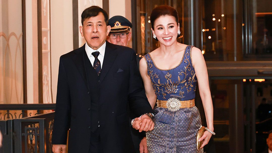 ฉลองพระองค์ในสมเด็จพระนางเจ้าฯ พระบรมราชินี เสด็จฯ เยือนราชอาณาจักรสวีเดน พระราชณิธานอันแน่วแน่ในการ ‘สืบสาน รักษา และต่อยอด’ งานหัตถศิลป์ไทยสู่สากล