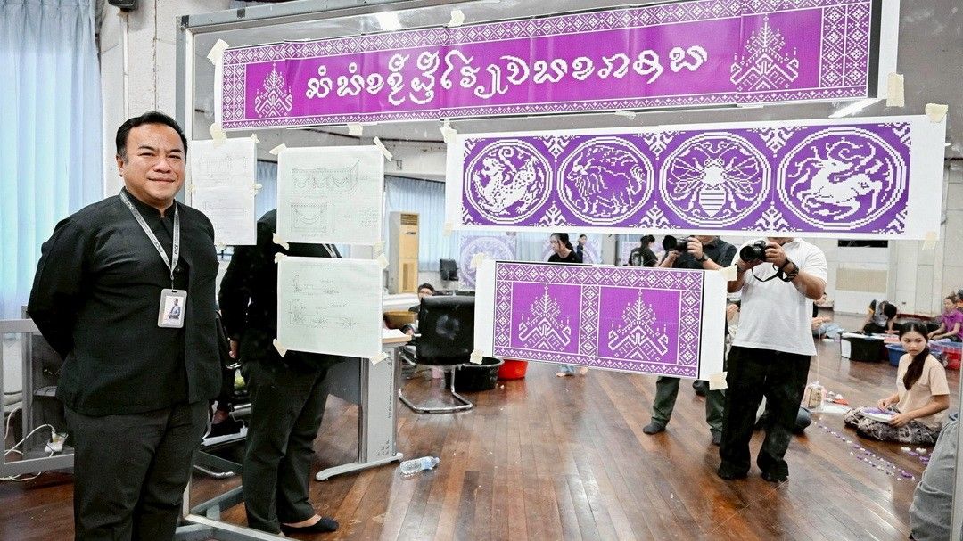 ย้อนรอยความวิจิตร ‘มมส ผสานศาสตร์ – ศิลป์’ ร้อยเรียงดอกรัก ตกแต่งเวทีรับปริญญา
