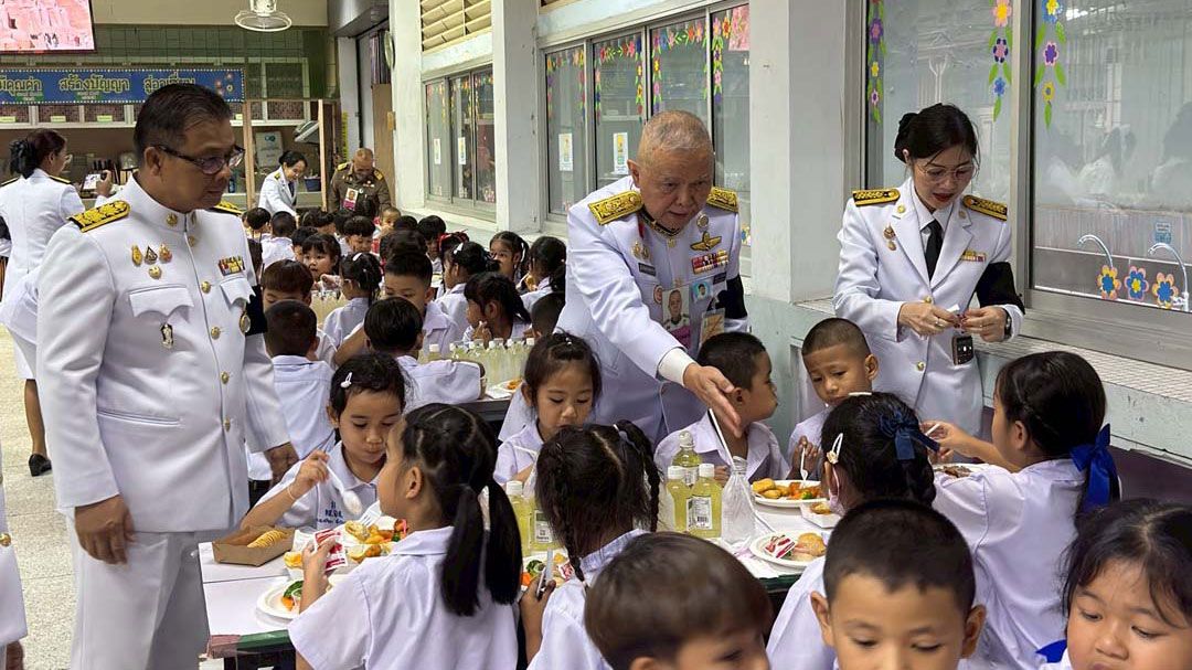 ในหลวง โปรดเกล้าฯ พระราชทานเลี้ยงอาหารกลางวันแก่นักเรียน คณะครู บุคลากร เจ้าหน้าที่ โรงเรียนวัดจันทรสโมสร