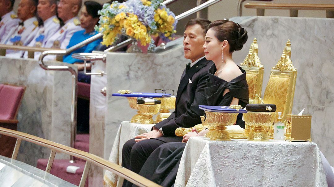 พระบาทสมเด็จพระเจ้าอยู่หัว และสมเด็จพระนางเจ้าฯ พระบรมราชินี ทอดพระเนตรการแสดงกาชาดคอนเสิร์ตครั้งที่ 52 “STILL ON MY MIND ธ สถิต ในดวงใจนิรันดร์”