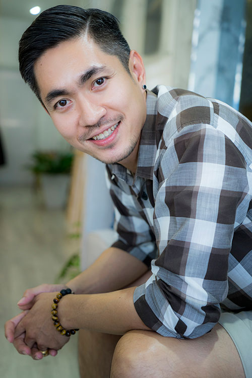 ละคร ลับลวงใจ 2562 หมอดี (เดียร์น่า) แพทย์สาวผู้เพียบพร้อมที่กำลังจะสละโสดกับ โจ้ (มาสุ) หนุ่มรูปงามจากตระกูลใหญ่ ทว่าความฝันกลับพังทลาย เมื่อโจ้เลือกที่จะหักหลังรักแท้ ทิ้งเธอไปคว้าความมั่งคั่งจาก กิ๊ฟ (ภูริตา) เพื่อนรักผู้ร่ำรวยของหมอดีเอง มิตรภาพและคำสัญญาถูกฉีกเป็นชิ้น… แต่ในห้วงแห่งความร้าวรานนั้นเอง ต่อ (วรินทร) CEO ปากร้ายผู้มีอดีตแค้นกับโจ้ ก็ก้าวเข้ามาดึงหมอดีให้ลุกขึ้นยืน การเยียวยาจากผู้ที่เคยแข็งกระด้างกลับแปรเปลี่ยนเป็นความรักที่แท้จริง ขณะที่โจ้ยังคงวนเวียนในวังวนแห่งเสน่ห์ลวงและโลภะ พร้อมจุดไฟแห่งความริษยาในใจใครหลายคน ชะตากรรมที่ถักทอด้วยการทรยศครั้งนี้ จะนำพาไปสู่บทสรุปใด และผลกรรมจากความโลภจะมีราคาที่ต้องจ่ายแพงเพียงใด 2 DSC06668